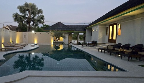 1-bedroom pool villa with shared pool