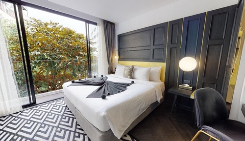Deluxe Room, 1 King Bed, Pool View