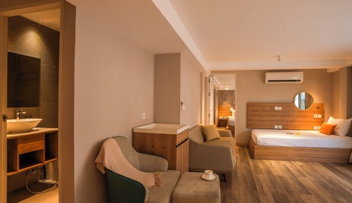 Superior 6 Single-Bed Mixed Dorm (with Pool)