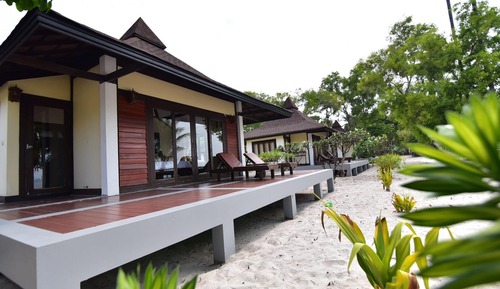 Deluxe Beachfront Family Villa (1st Row)