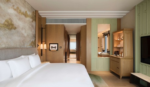 Deluxe Room, 1 King Bed, Park View, Corner