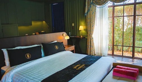 Deluxe Pool Access Room