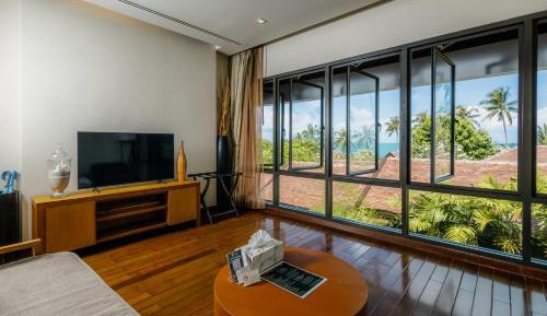 One Bedroom Deluxe Suite Sea View with free mini-bar
