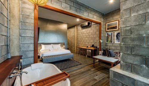 Deluxe King Suite