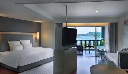 Junior One Bedroom King Suite with Sea View