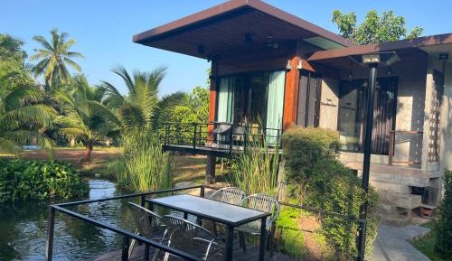 One-Bedroom House with Lake View