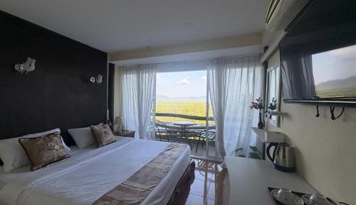 Suite with Mountain View