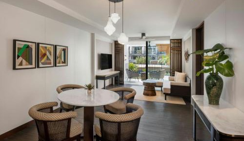 Two-Bedroom Apartment with King Bed and Two Twin Beds