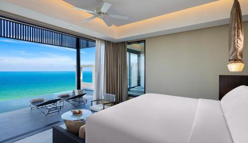 Grand Pool Suite, Suite, 1 King, Sofa bed, Ocean view