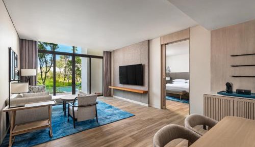 One Bedroom King Suite Pool Access