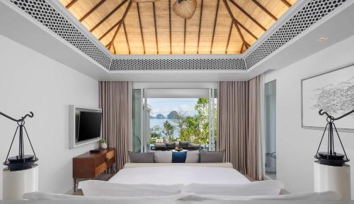 Premium Ocean Pool Suite King