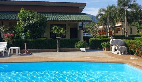 Apartment with Pool View 