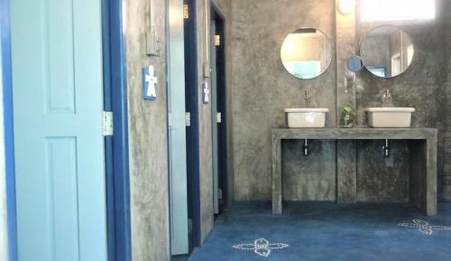 Double or Twin room with shared bathroom (Fan)