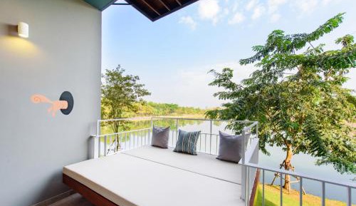 One-Bedroom Apartment with Lake View