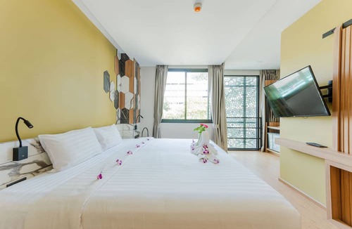 Nanai Road Hotel | Sky Wave Patong