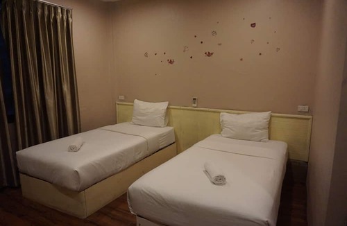 Chum Phae Hotel | Queens Hotel
