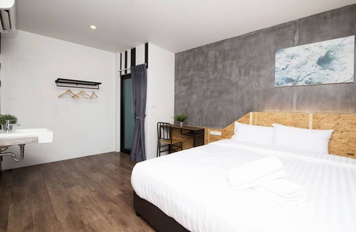 Talat Yai Hotel | The Arbern Hostel x Bistro