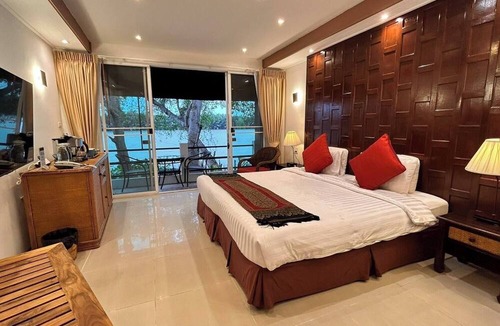 Bang Khla House | No8 Double Suite, Rainbow Arokaya Welnes