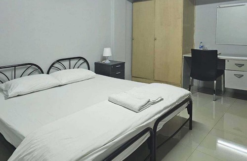 Bang Chalong Hotel | Toucan Bed And Cafe