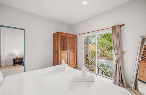 Maret House | Room-charming Guest Room Retreat in Mare