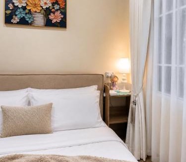 Tha Raeng Villa | 8 Bedroom Bangkok Family Home Sleeps 20 Near Safari World