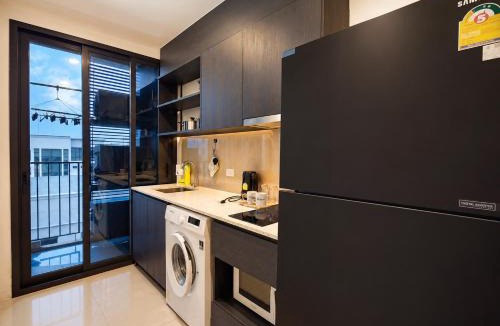 Ratchadaphisek Apartment | 1 minute to the subway entrance Mrt Huai Khwang Most cozy room in this city central The condo has an infinity swimming pool and gym on the top floor