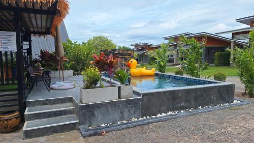Suan Phueng House | บ้านน้ำผึ้งโฮมสเตย์ Pool & Garden