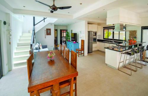 Ko Lanta Villa | Beachfront! 5 Bedrooms - Malee Beach Villa E1