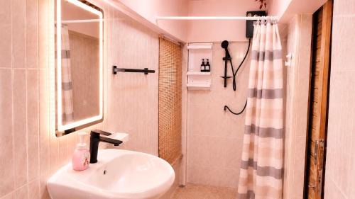 Pratunam Apartment | Cozy 2 Queen Bed with Vintage Kitchen at PhayaThai BTS