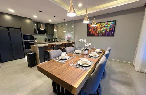 Central Pattaya Villa | Super Luxury 3 Bedroom Private Pool Villa with Jacuzzi, Near 711, 10 minutes to Walking Street and Pattaya Beach - MT8