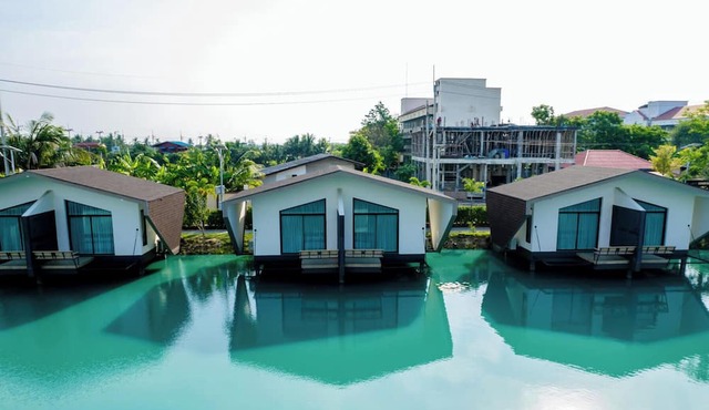 Boathouse Boutique Riverside