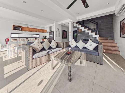 Beachfront! 4 Bedrooms - Malee Beach Villa E6
