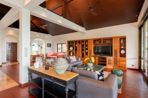 Villa Melita 5 bedrooms, hillside location with pool and seaview